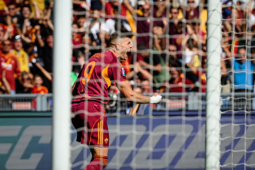 La Roma batte 2-1 il Parma e aggancia il Napoli in vetta. La Juve (due rigori), torna a vincere, 3-1 all’Udinese. Stesso punteggio per il Como sul Verona preview