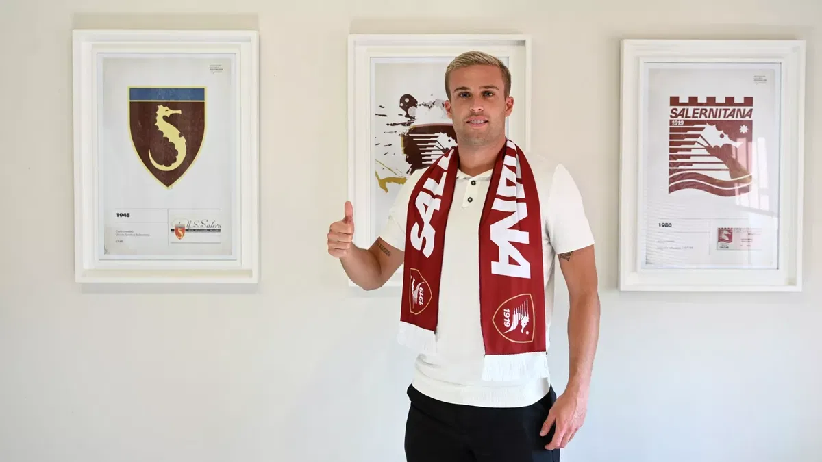 Salernitana-Crotone, Villa colpito alla testa: perde i sensi e l’ambulanza entra in campo. Ora è in ospedale article-post