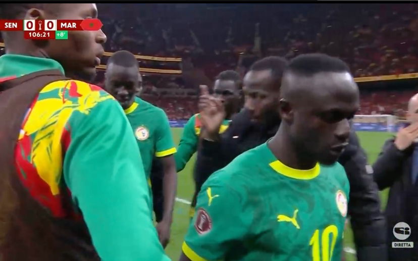 Clamoroso in Coppa d’Africa, il Senegal esce dal campo per un rigore dubbio. Poi torna e Diaz sbaglia dal dischetto preview