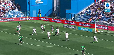 Milan inguardabile, lezione Sassuolo con Berardi e Laurienté (2-0). Espulso Tomori preview