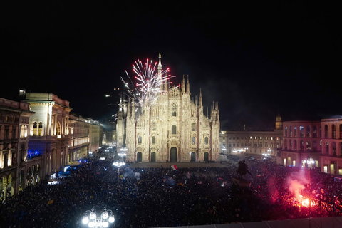 Inter, festa fino a notte fonda. Dimarco, Lautaro, Thuram e Pio in Duomo con i tifosi preview