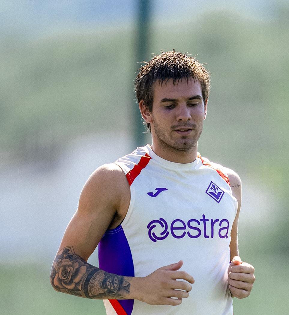Mastantuono già idolo dei tifosi: gioca a calcio con loro in spiaggia, fa foto e firma autografi article-post