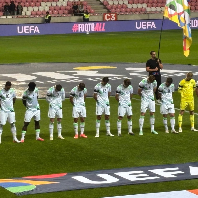 Nations League: i giocatori irlandesi non stringono la mano e abbassano la testa al momento dell’inno israeliano preview