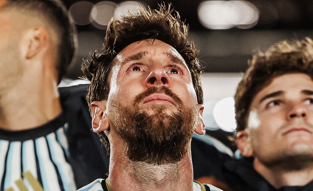 La lettera di Tapia, presidente dell’AFA: “Finché una palla rotolerà, Messi continuerà a esserci. Il mio eroe preferito” article-post