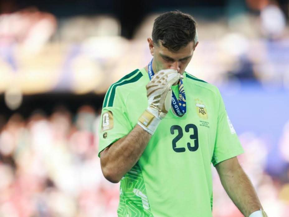 Dibu Martinez: “Se giocassimo oggi contro la Spagna, li batteremmo. Il miglior giocatore del Mondiale doveva essere Messi” article-post