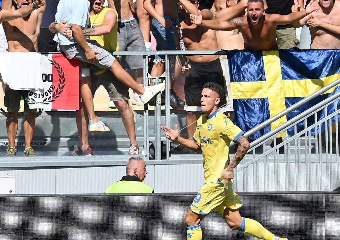 Frosinone: Raimondo fa doppietta al Sassuolo e raggiunge Malen in testa alla classifica marcatori article-post