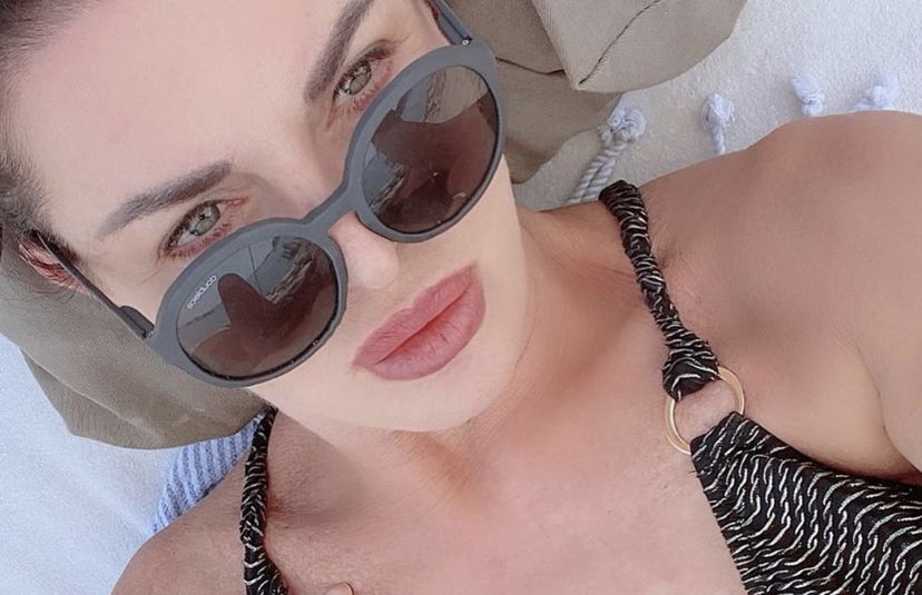 Alba Parietti attacca i paparazzi che l’hanno immortalata in costume article-post