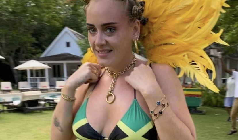 Adele pubblica una foto in costume mostrando il suo fisico perfetto (ma scoppia una polemica contro di lei) preview