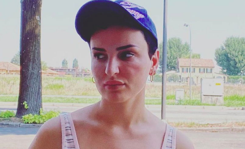 Arisa bacia il fidanzato al mare, le foto preview