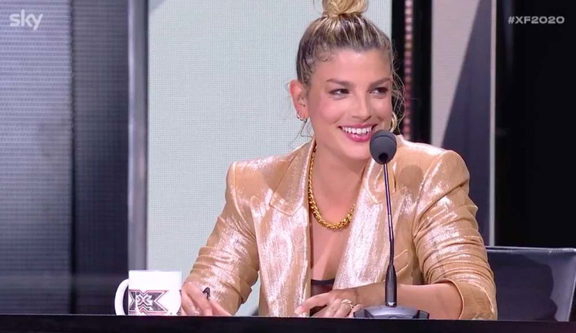 X Factor col CoronaVirus: ecco com’è cambiato lo studio ed il bancone dei giudici preview