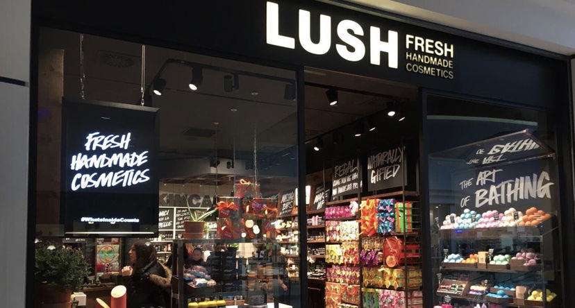 Lush espone cartelli anti omofobi all’ingresso dei negozi: “Per favore non entrare se hai sintomi di Covid, razzismo o omofobia” preview