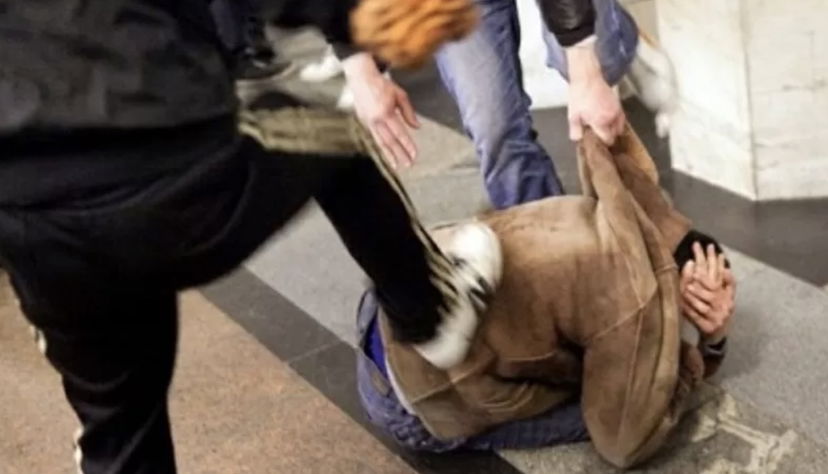 Roma, ragazzo picchiato da un branco di omofobi finisce in ospedale: “Brutto gay non circolare per strada” article-post