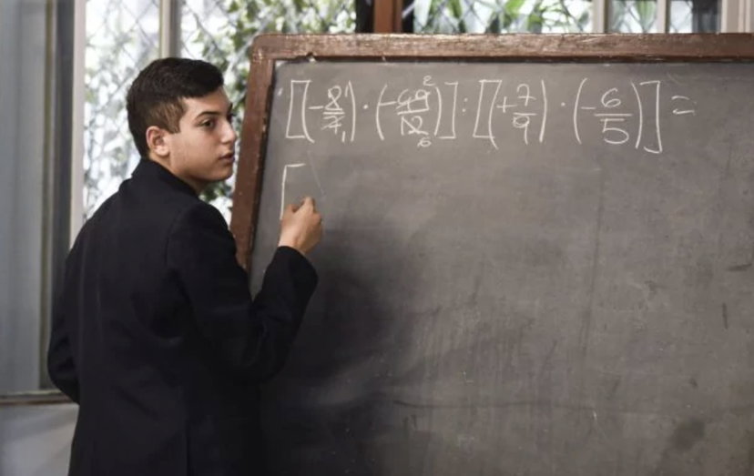 Il Collegio: svelata la nuova voce narrante al posto di Giancarlo Magalli preview