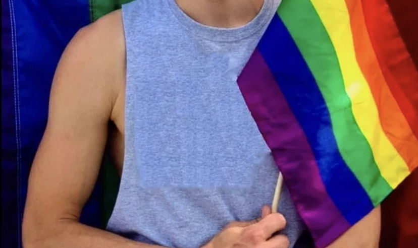 Padre reagisce male al coming out del figlio, ma dopo anni si pente: “Scusa, vorrei tornare indietro” article-post