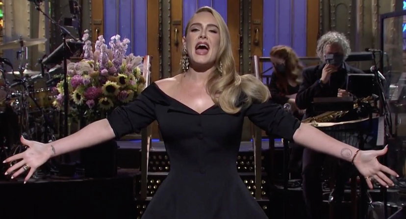 Adele canta le sue hit al Saturday Night Live e parla del nuovo album preview