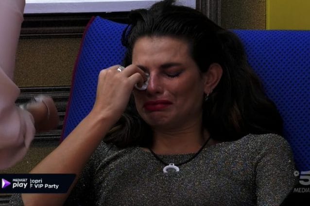 Dayane Mello disperata per non aver parlato con la figlia, Signorini: “Non dipende da noi”, ma Stefano Sala replica stizzito preview