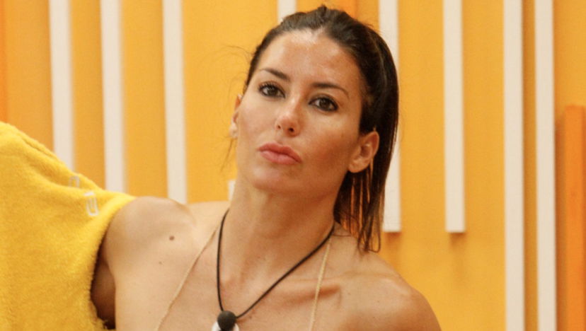 Elisabetta Gregoraci ha avuto un flirt con un noto cantante: “È lui che le ha mandato l’aereo al GF” preview