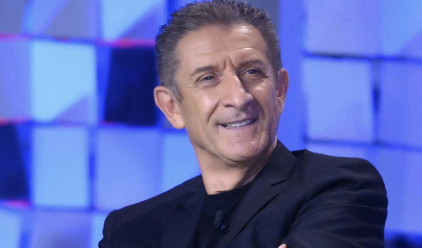 Ezio Greggio sbotta contro un utente che lo critica: “Vitello, sembri un tacchino spiumato” article-post