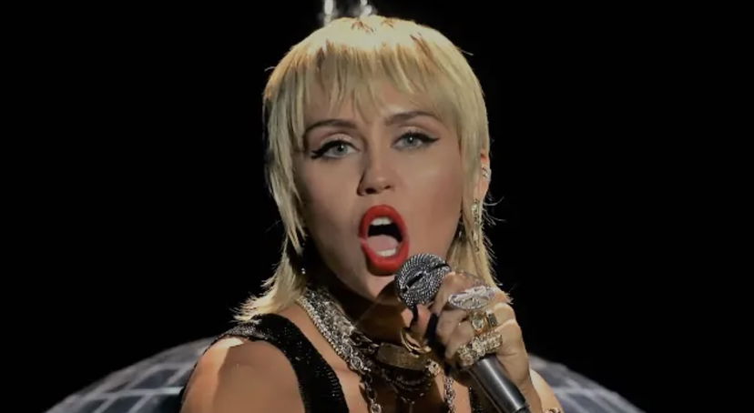 Miley Cyrus canta Gimme More di Britney Spears preview