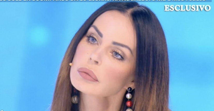 Nina Moric pubblica l’audio choc di una telefonata con Corona e il figlio Carlos: “Tuo padre ti sta minacciando?” preview