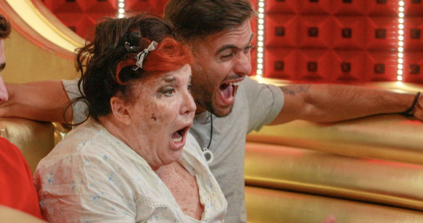 Patrizia De Blanck nella notte si fa sfuggire delle rivelazioni che smascherano dei concorrenti preview