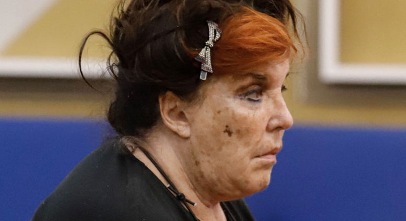 Patrizia de Blanck offende (alle spalle) Tommaso e Maria Teresa preview