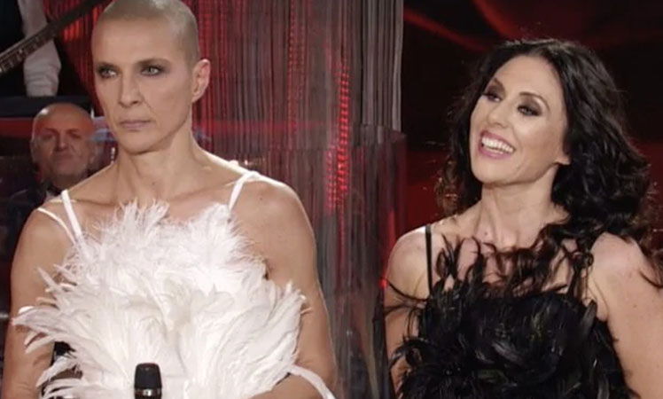 Rosalinda Celentano bacia in bocca Tina Hoffmann dietro le quinte di Ballando con le Stelle article-post