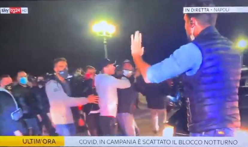 Napoli, proteste nella notte contro il lockdown: degli Ultras aggrediscono un inviato di SkyTg24 article-post