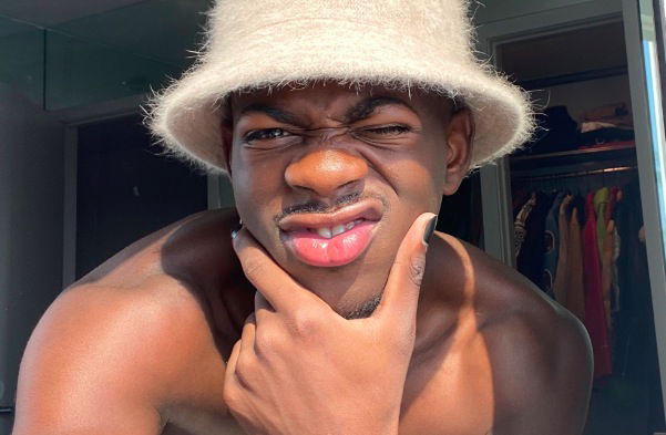 Halloween: Lil Nas X mascherato da Nicki Minaj preview