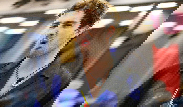 Tommaso Zorzi riceve un aereo da un ammiratore segreto che si chiama Simone e chiede aiuto a Barbara d’Urso preview