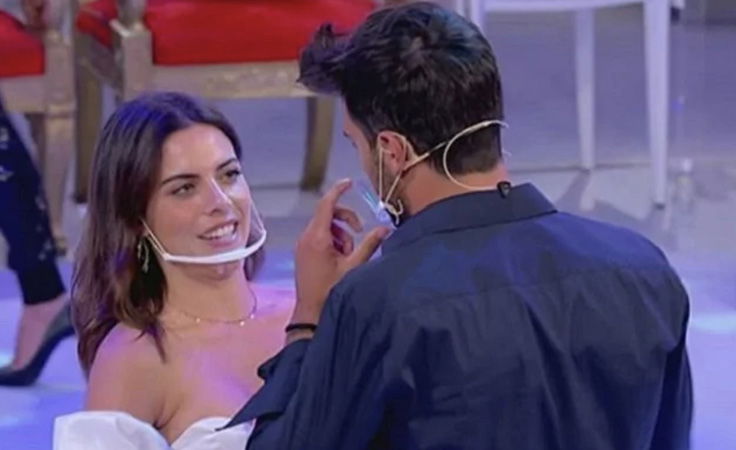 Ecco perché a Uomini e Donne sono sparite le mascherine trasparenti preview