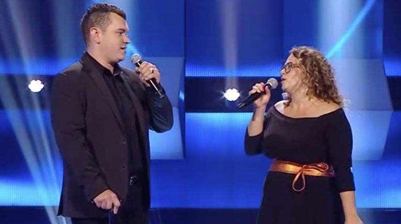 All Together Now, Elena e Massimiliano cantano Shallow ma vengono stroncati: “Lei è stonata. Gaga li denuncerà” preview