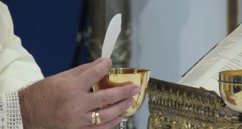 Prete nega la comunione ad un ragazzino gay, i genitori si allontanano dalla Chiesa e fondano un’associazione LGBT preview