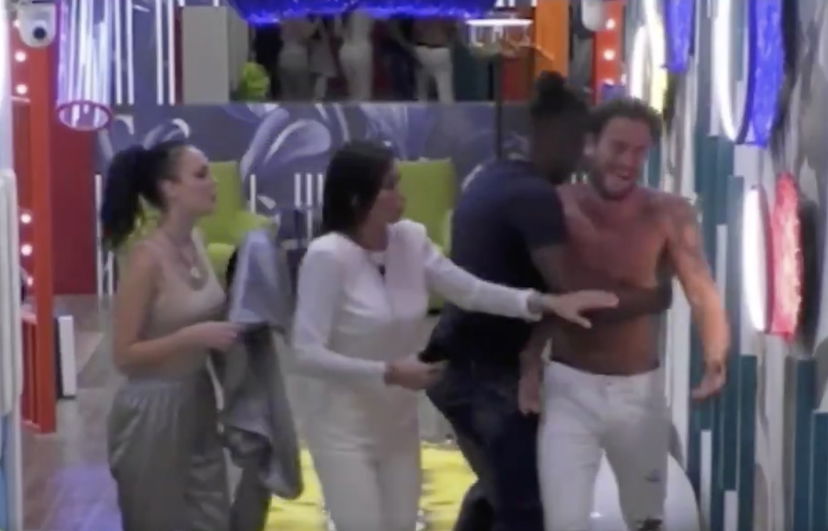 Pierpaolo scappa verso la porta per lasciare il GF, i concorrenti gli corrono dietro: “No! Fermatelo!” preview