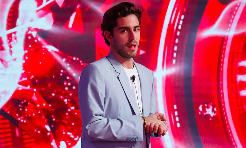 Al GF Vip entrerà un concorrente gay, Signorini svela: “Zorzi lo segue su Instagram e lo riempie di like” preview