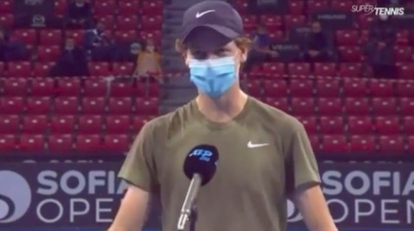Il tennista italiano Jannik Sinner fa una gaffe durante un’intervista in inglese preview