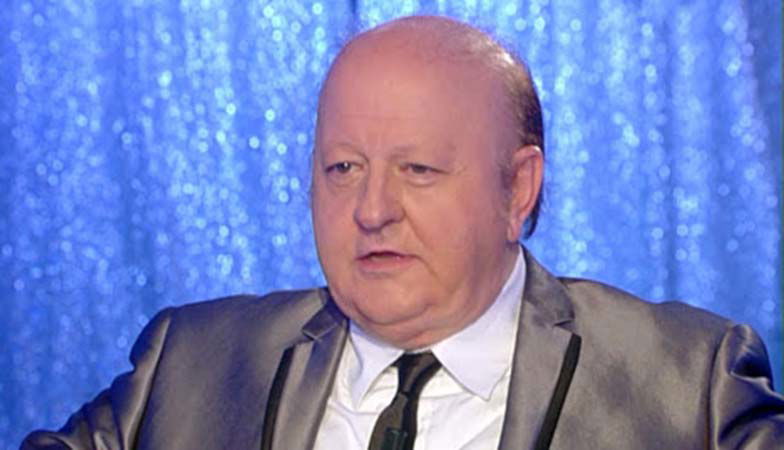 Massimo Boldi pubblica una foto di una ragazza scosciata e chiede aiuto ai fan per identificarla preview