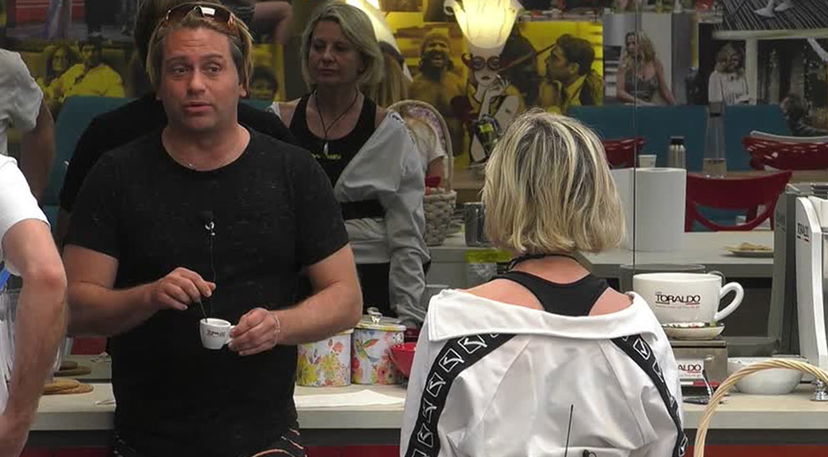 Patrick tira una frecciatina velenosa ad Antonella Elia (e Adriana Volpe mette like) preview