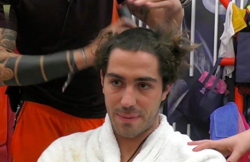 Tommaso Zorzi in pieno mental breakdown si rasa i capelli: “Tipo Britney prima di entrare in clinica” preview