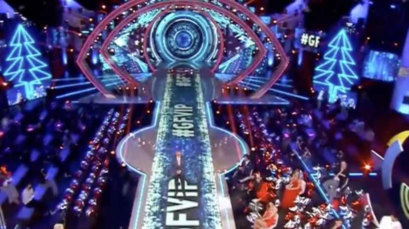 Alfonso Signorini non si accorge di avere il microfono acceso e fa una gaffe: l’audio andato in onda preview