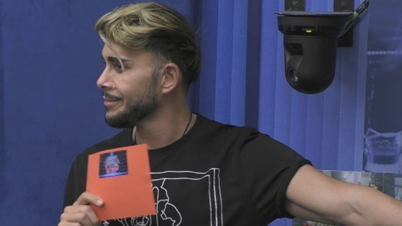 Giacomo Urtis: domanda scomoda sul suo contratto, la regia stacca ma esplode la polemica preview