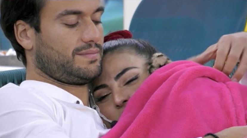 Pierpaolo Pretelli e Giulia Salemi si sbaciucchiano e parlano di Elisabetta: “Lei non ti voleva” preview