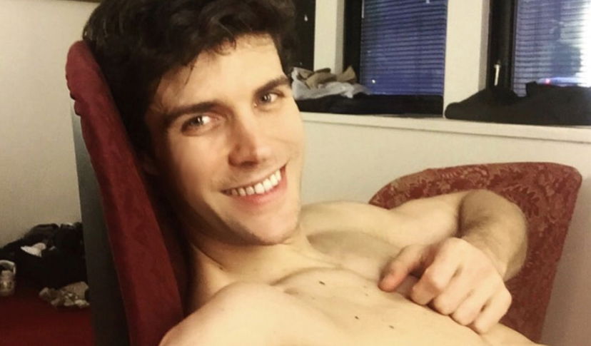 Roberto Bolle spiega perché non parla del suo orientamento e poi commenta le paparazzate con il compagno preview