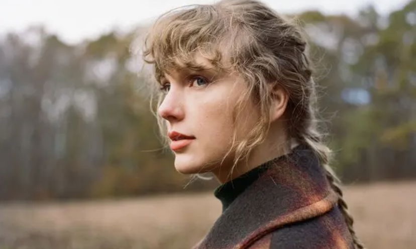 Taylor Swift: ascolta evermore – top e flop dell’album preview