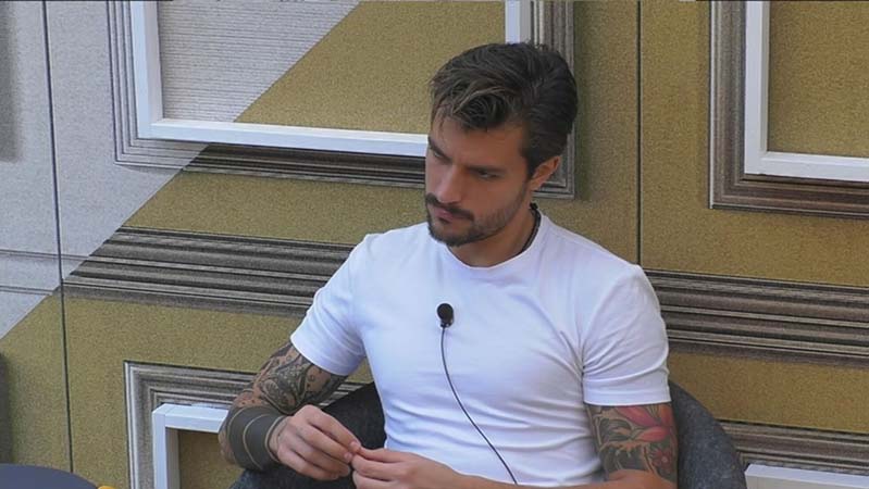 Andrea Zelletta (nervoso per la nomination ricevuta) risponde a tono all’autore del Grande Fratello che lo richiama preview