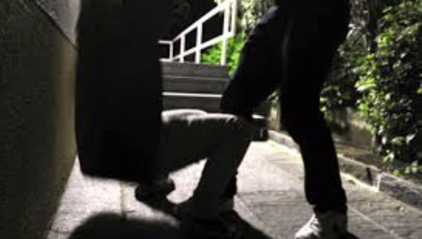 Torino, padre paga un criminale per spezzare le mani al figlio gay: “Fa il chirurgo roviniamogli la vita” preview