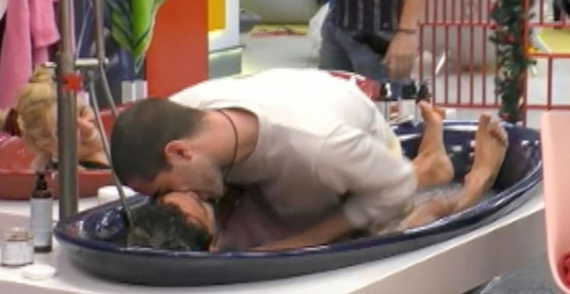 Tommaso Zorzi si butta nella vasca e bacia in bocca Pierpaolo Pretelli preview