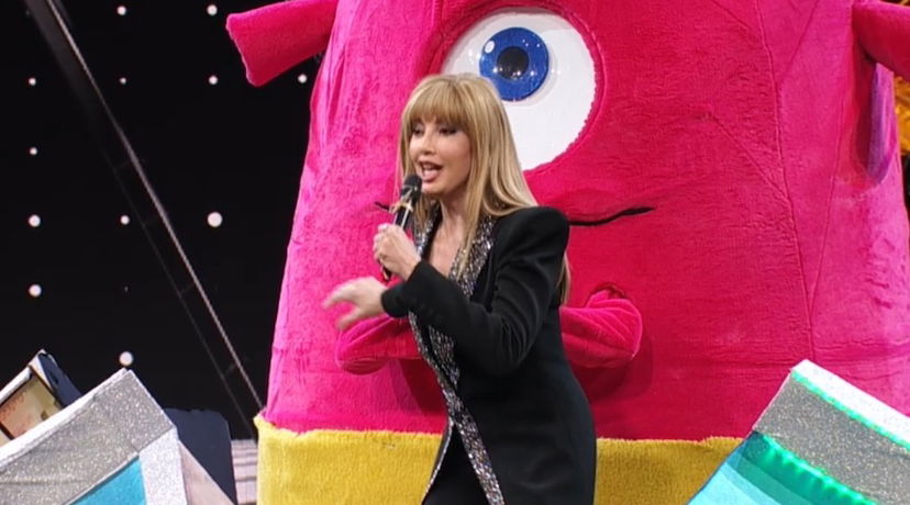 Il Cantante Mascherato, a Baby Alieno si rompe il costume in diretta e si ritira dal gioco: ecco chi c’era sotto preview