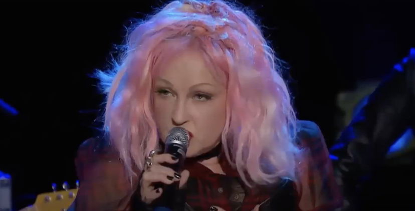 Cyndi Lauper: la sua performance disastrosa di Capodanno preview