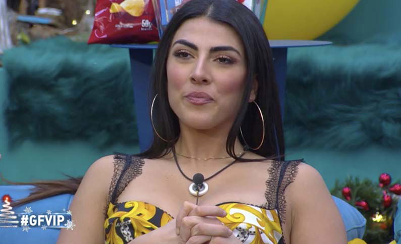 Giulia Salemi al Grande Fratello Vip: l’abito da 1800€ cede sul momento più delicato della puntata preview